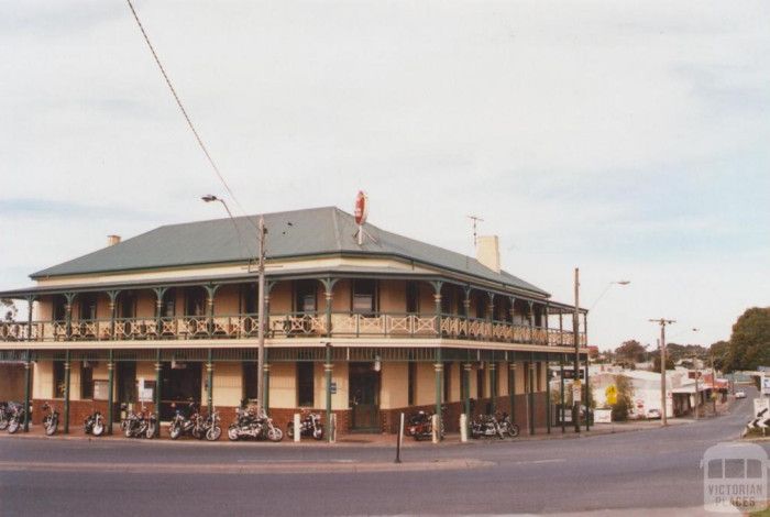 Outside image of Austral Hotel 