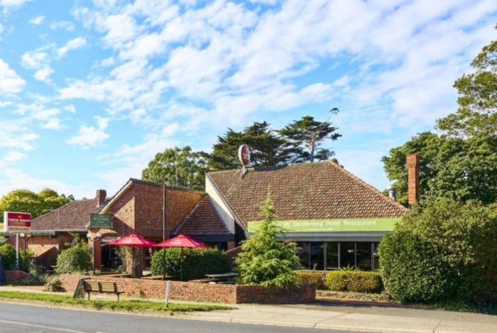 Front entry to Mount Dandenong Hotel 