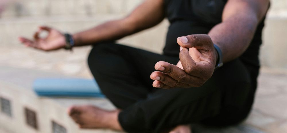 A person sitting with crossed leg 
