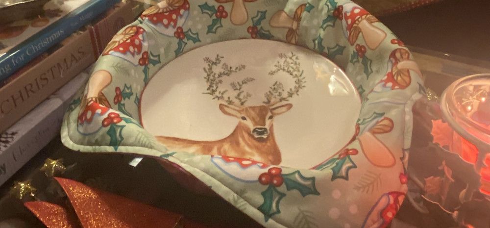A festive bowl cosy