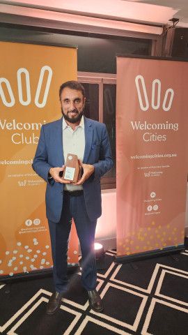 Arif Azizi accepting the Welcoming Cities award in Sydney.